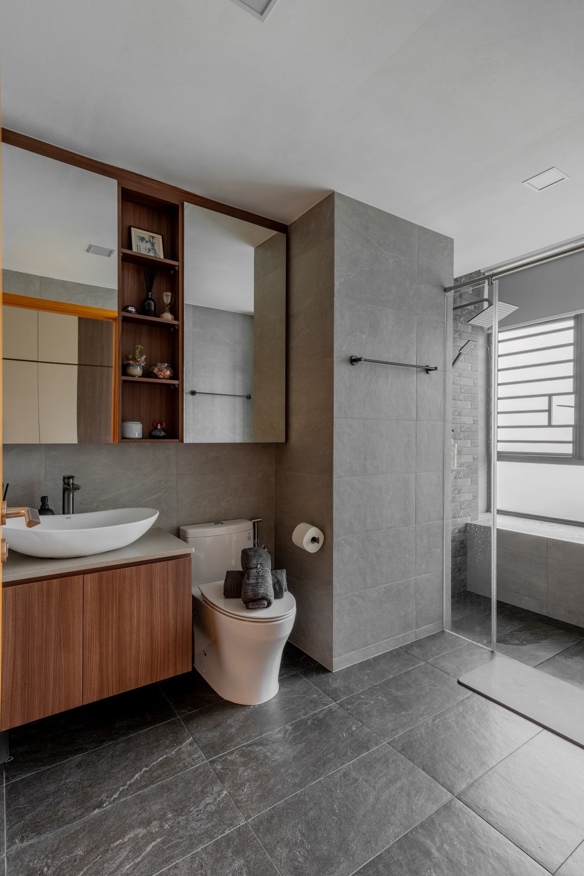 Contemporary Bathroom with Homogeneous Tiles and Mirror