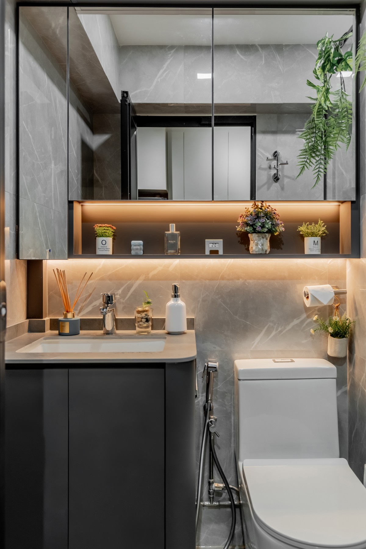 Modern Bathroom with Countertop and Mirror