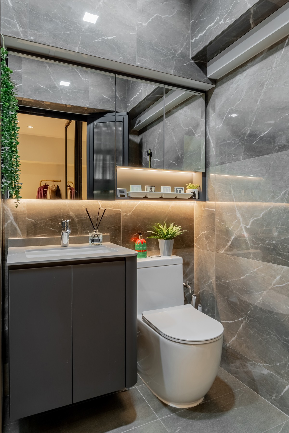 Modern Bathroom with Countertop and Homogeneous Tiles