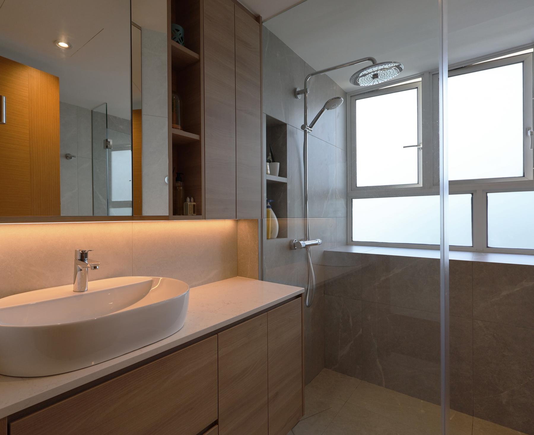 Contemporary Bathroom with Mirror and Rainshower