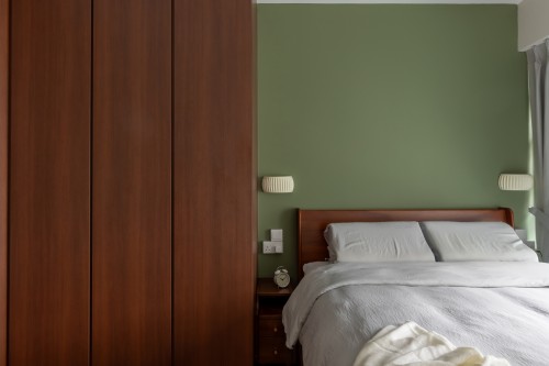 Modern Bedroom at Ghim Moh Link