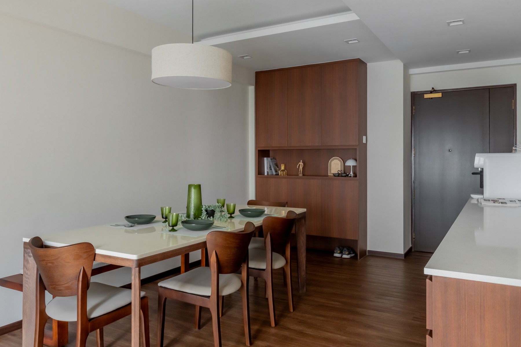 Modern Dining Room with Dining Table and Dining Chairs