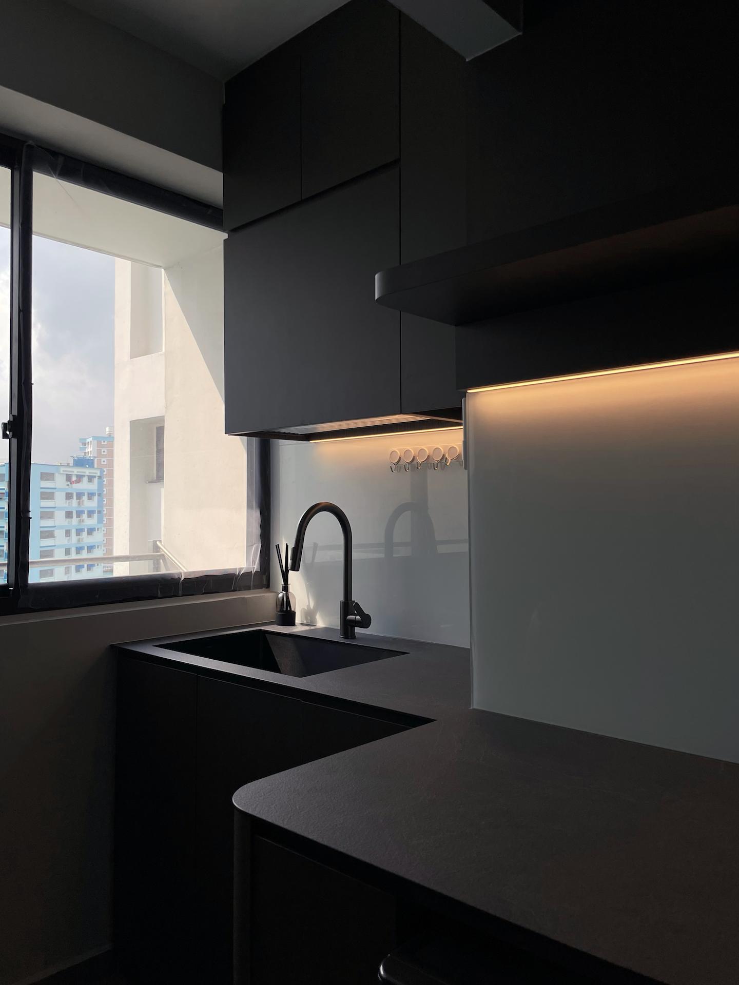 Modern Kitchen with Countertop and Mosaic