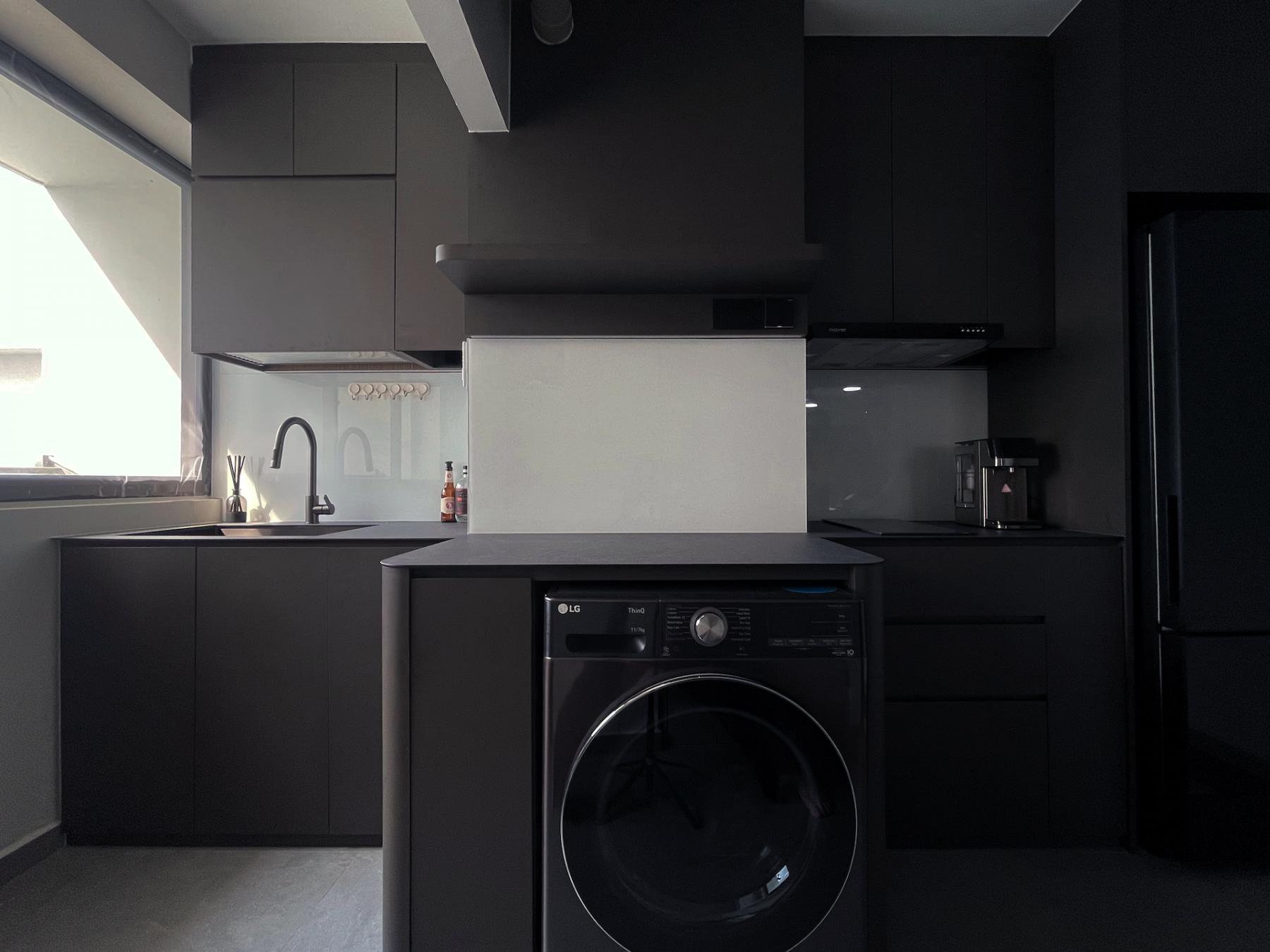 Modern Kitchen with Countertop and Open Kitchen