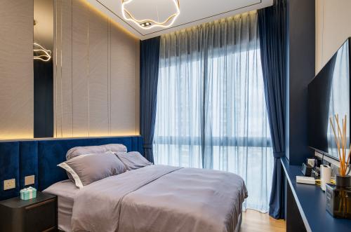 Contemporary Bedroom at 12 amber road