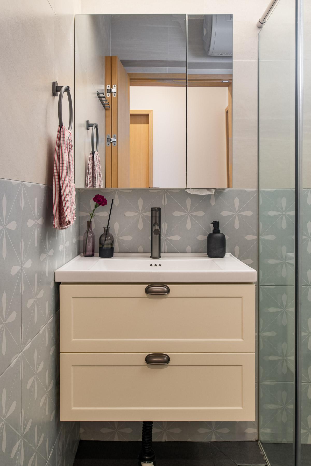 Country Bathroom with Countertop and Homogeneous Tiles