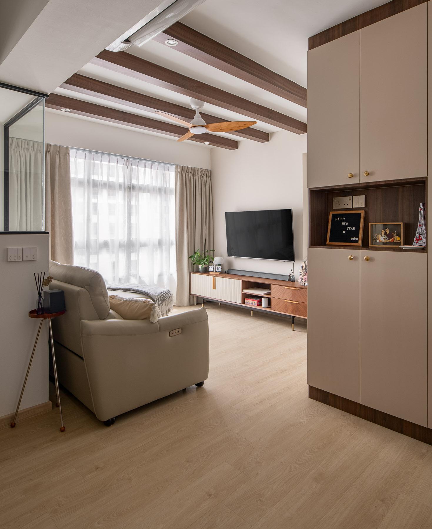 Country Living Room with Vinyl Flooring and Drop Ceiling