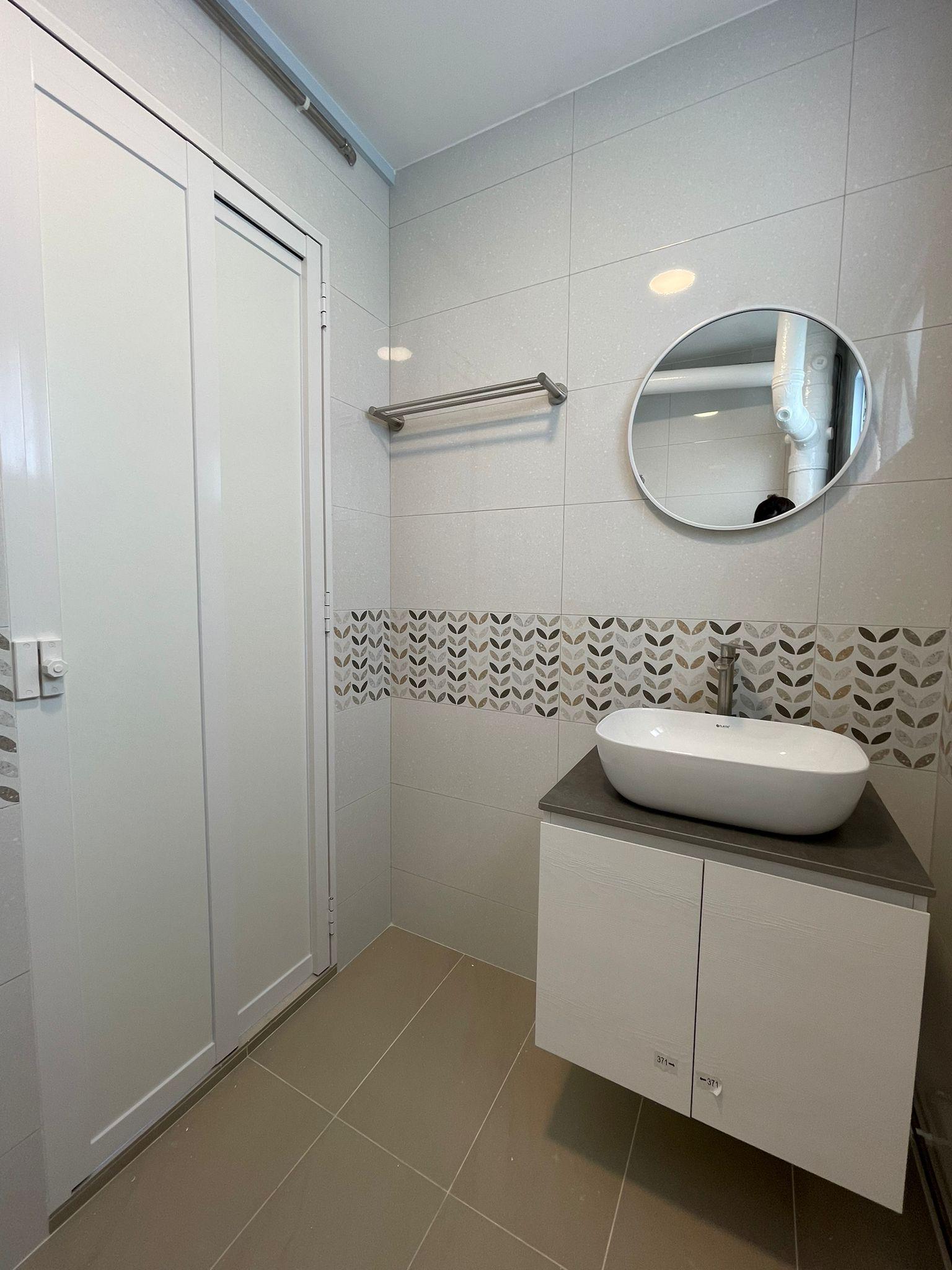 Scandinavian Bathroom with Vinyl Flooring and Marble Floor