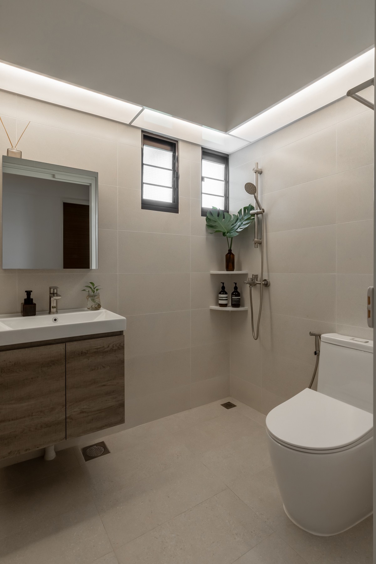 Scandinavian Bathroom with Mirror and Bathroom Storage