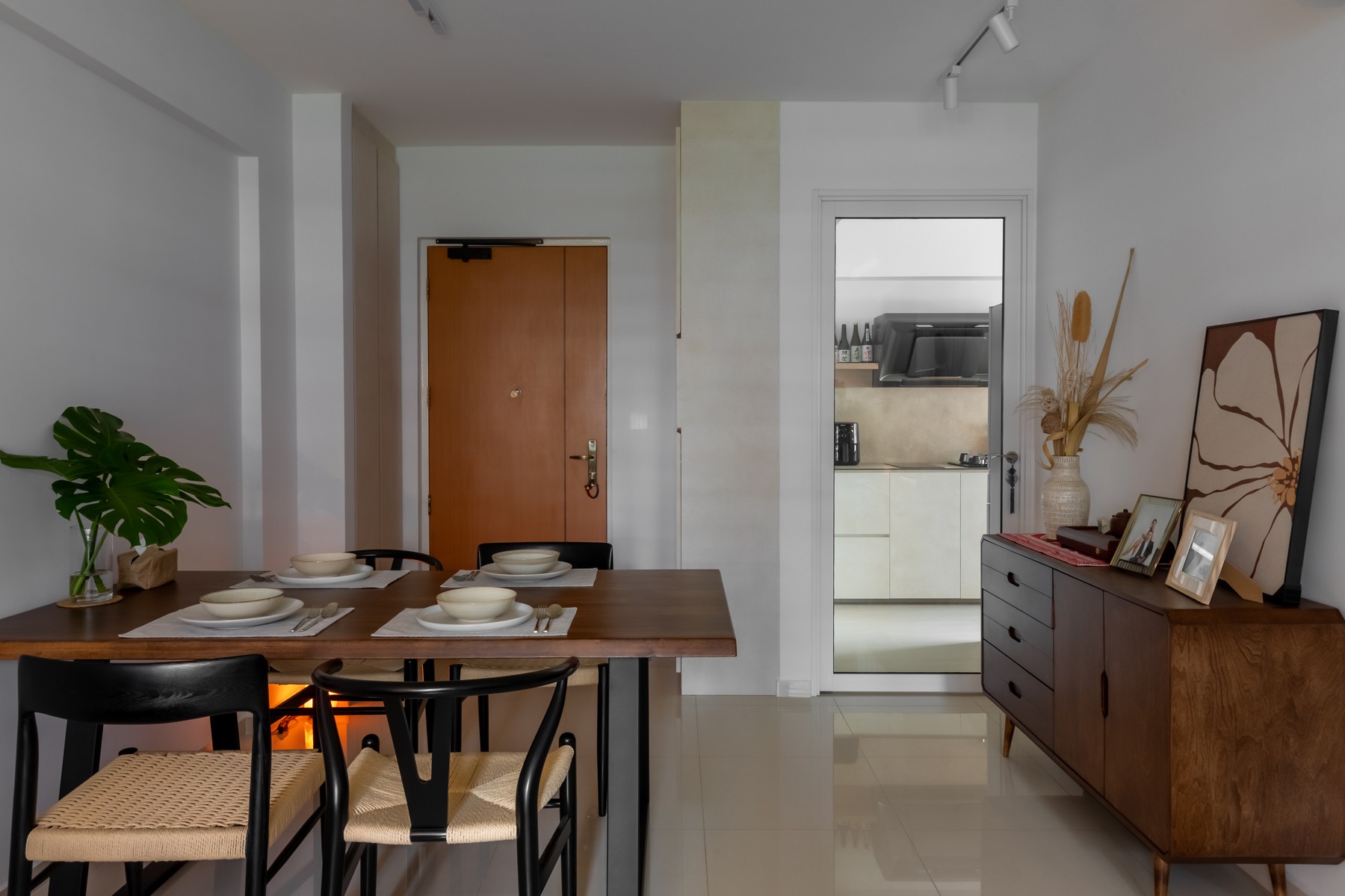 Scandinavian Dining Room with Dining Table and Dining Chairs