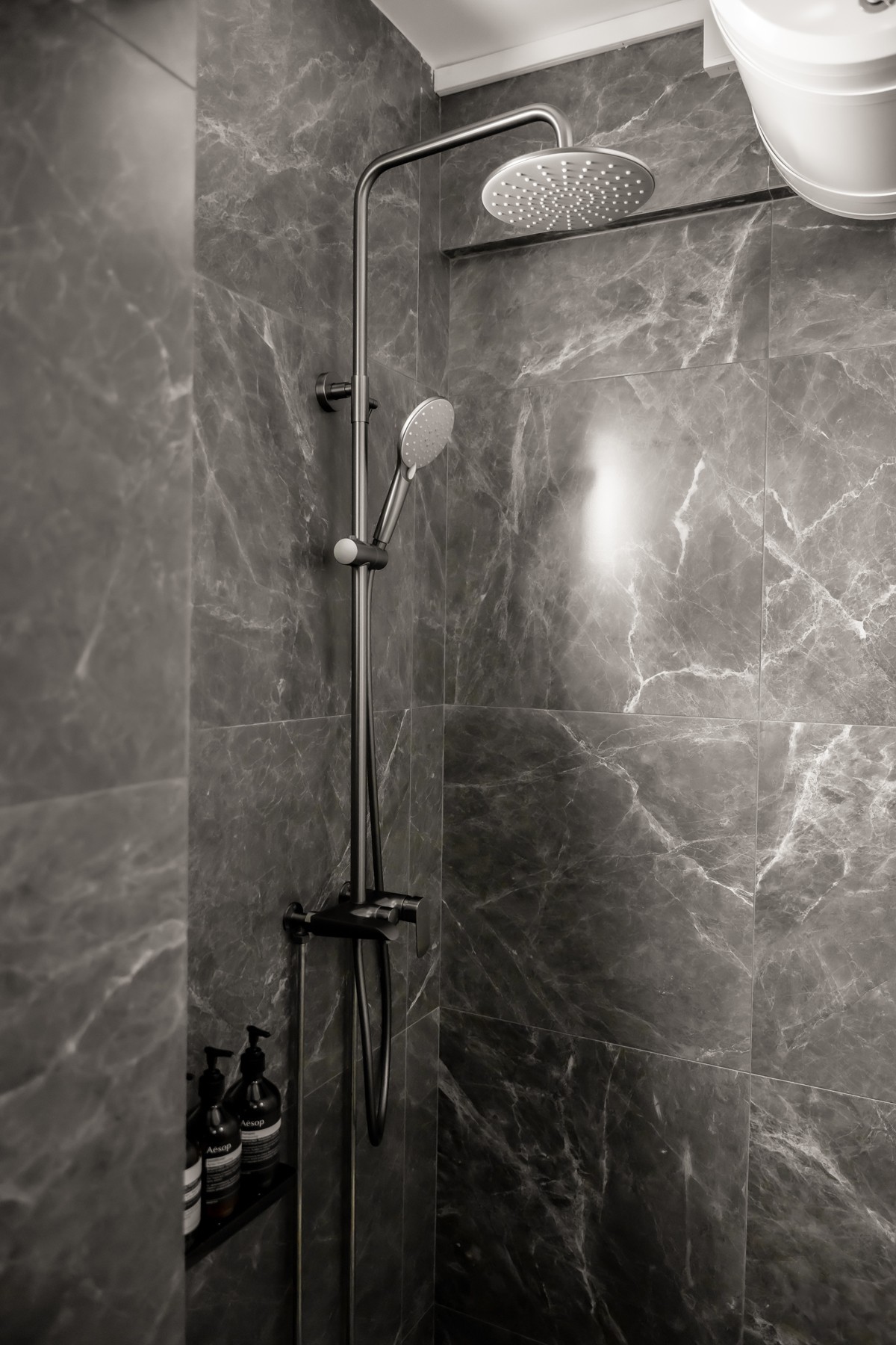 Contemporary Bathroom with Homogeneous Tiles and Rainshower