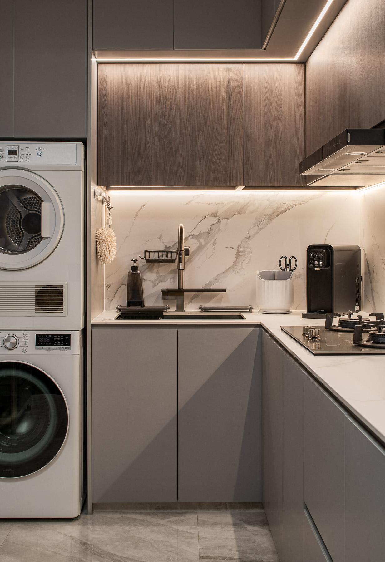 Contemporary Kitchen with Homogeneous Tiles and Kitchen Cabinets