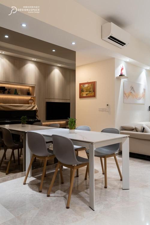 Contemporary Dining Room at Daintree Residence