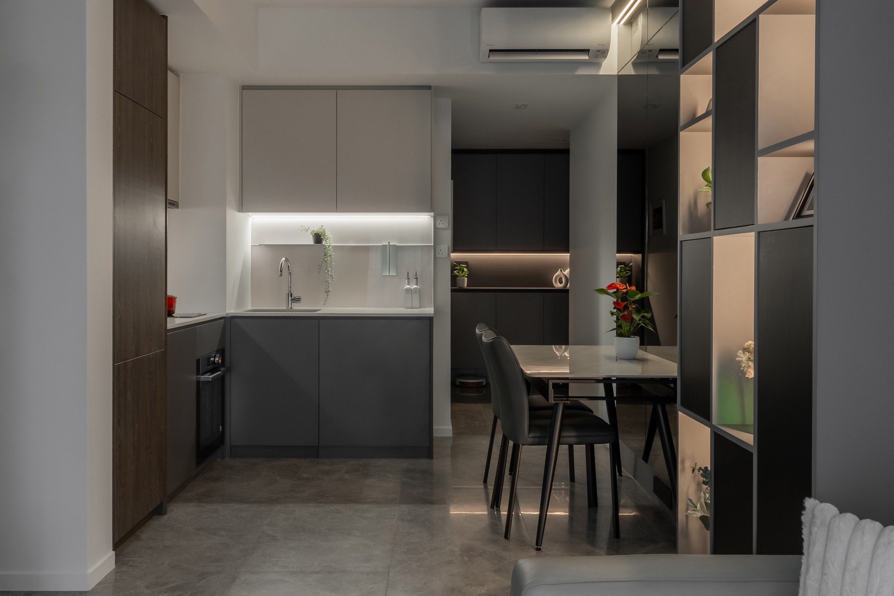 Modern Kitchen with Kitchen Backsplash and Dining Table