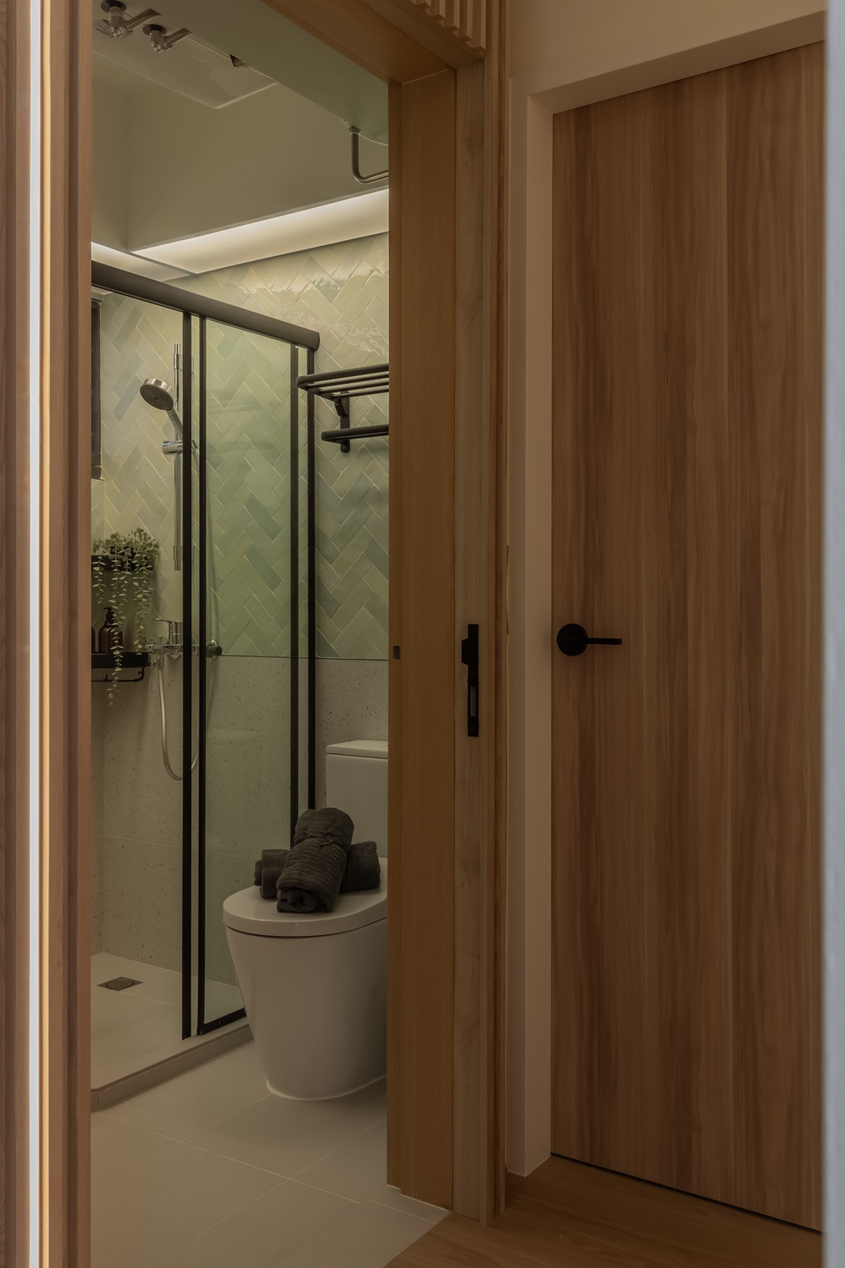 Scandinavian Bathroom with Homogeneous Tiles and Shower Screen