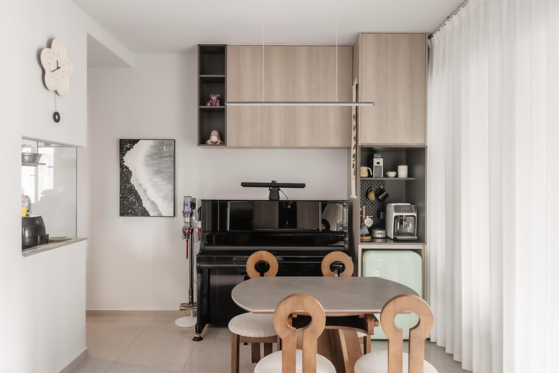 Modern Dining Room with Dining Table and Drinkware