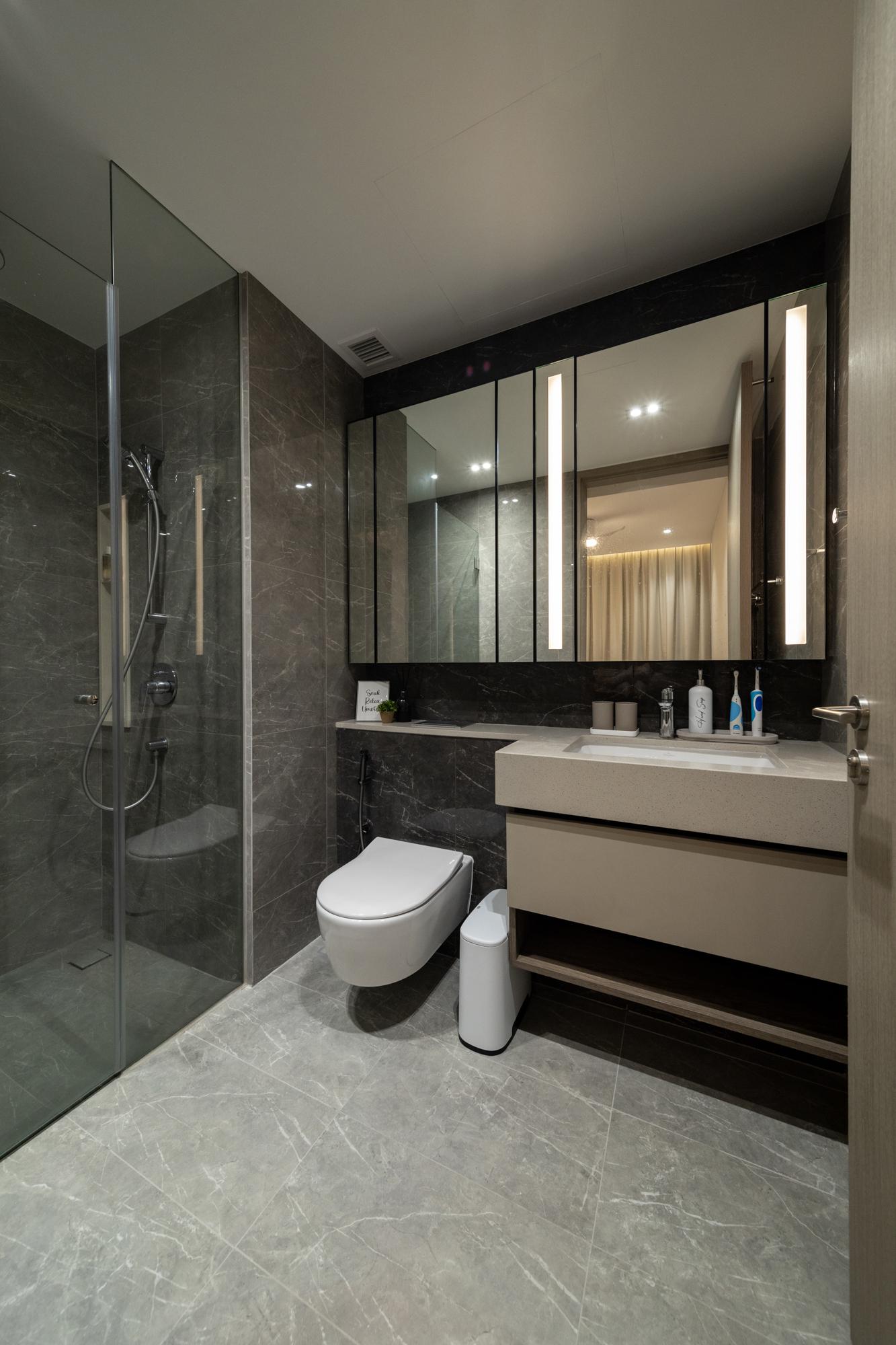 Modern Bathroom with Countertop and Mirror