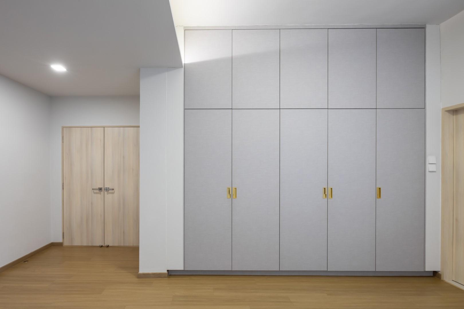 Asian Walk-in Wardrobe with Mirror and Wardrobe