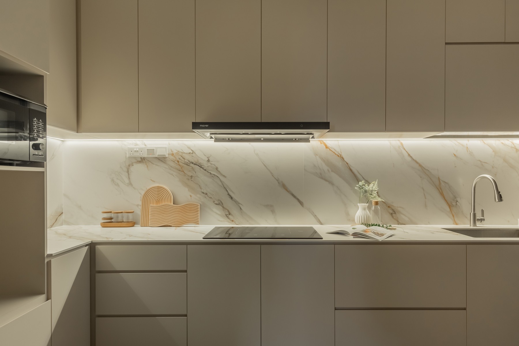 Modern Kitchen with Countertop and Open Kitchen