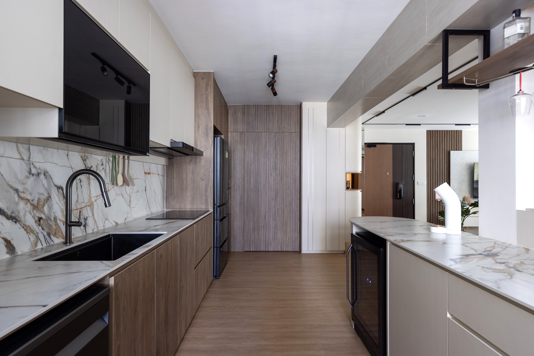 Contemporary Kitchen with Countertop and Open Kitchen