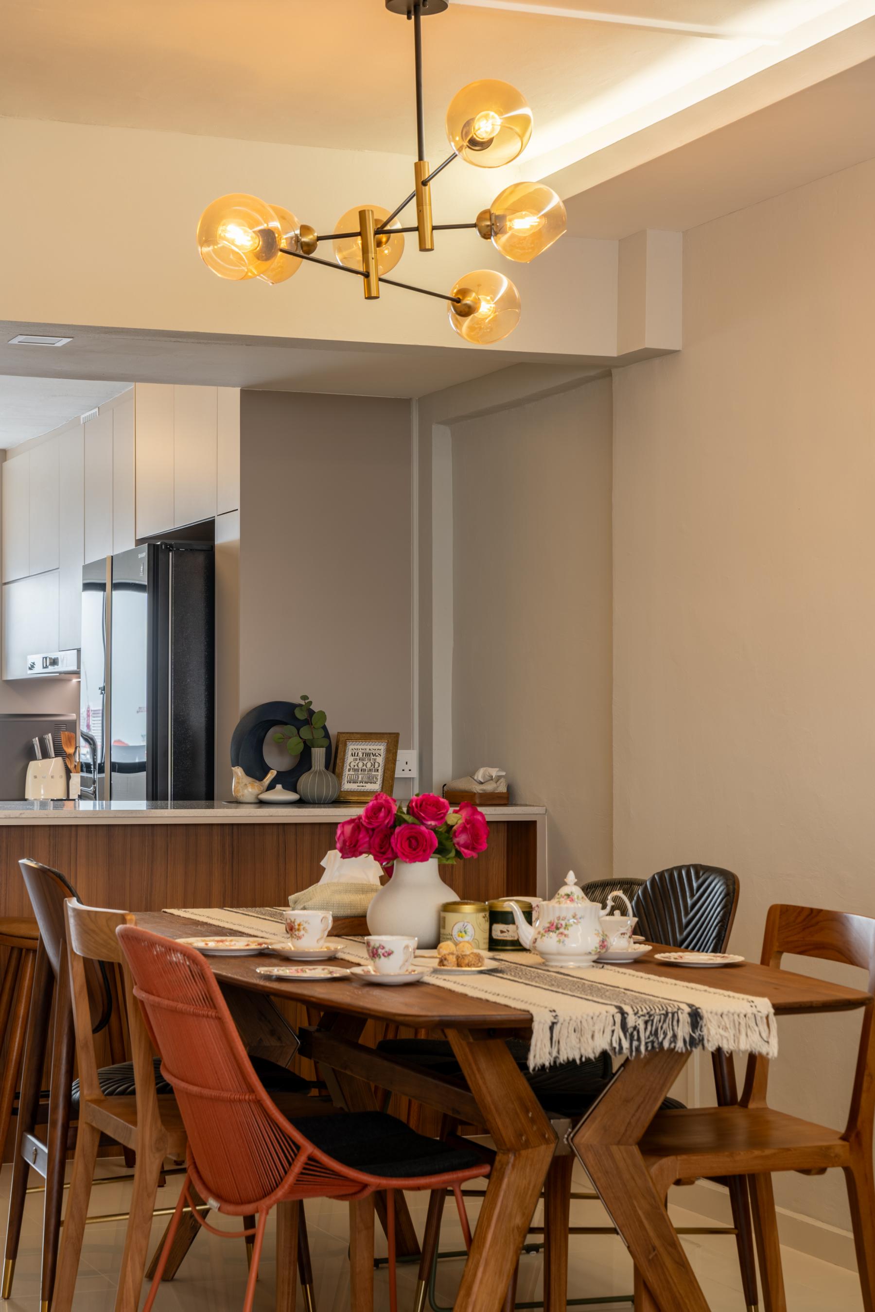 Modern Dining Room with Drop Ceiling and Dining Table