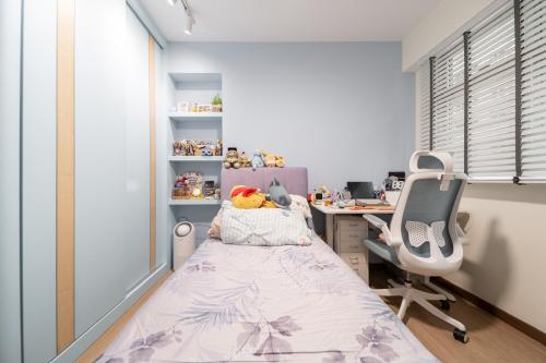 Contemporary Bedroom at Boon Lay Glade