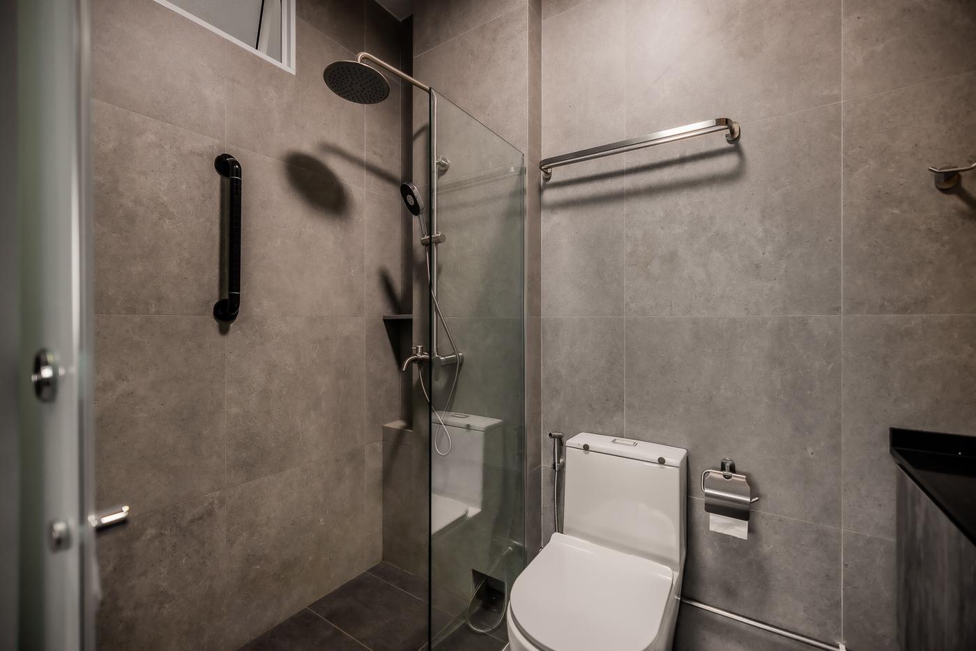 Modern Bathroom with Homogeneous Tiles and Shower Screen