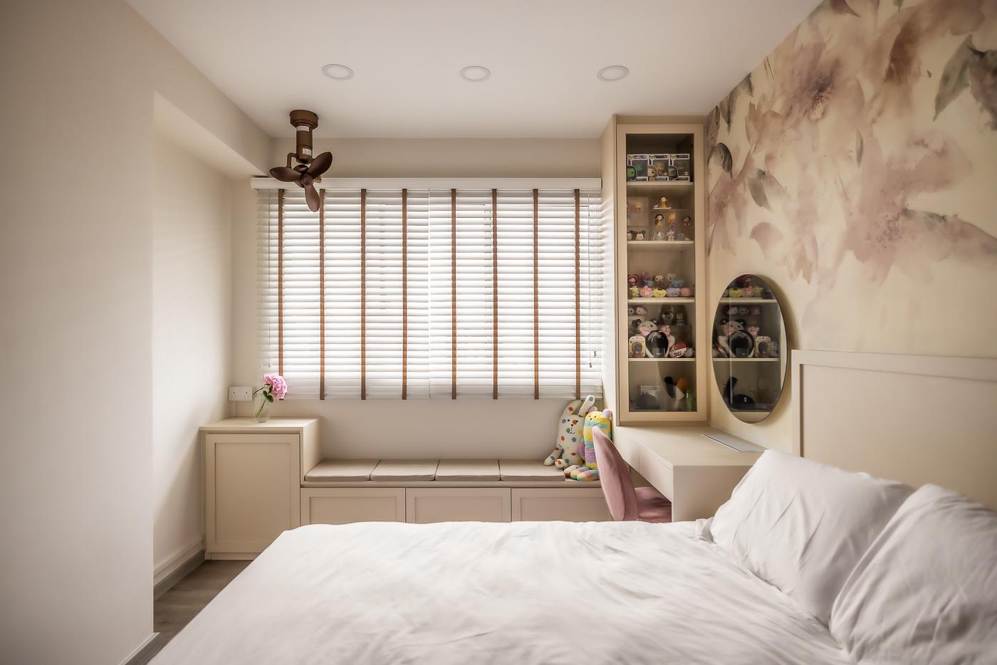 Modern Bedroom with Vinyl Flooring and Drop Light