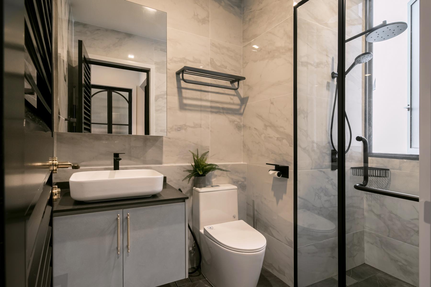 Modern Bathroom with Mirror and Bathroom Storage