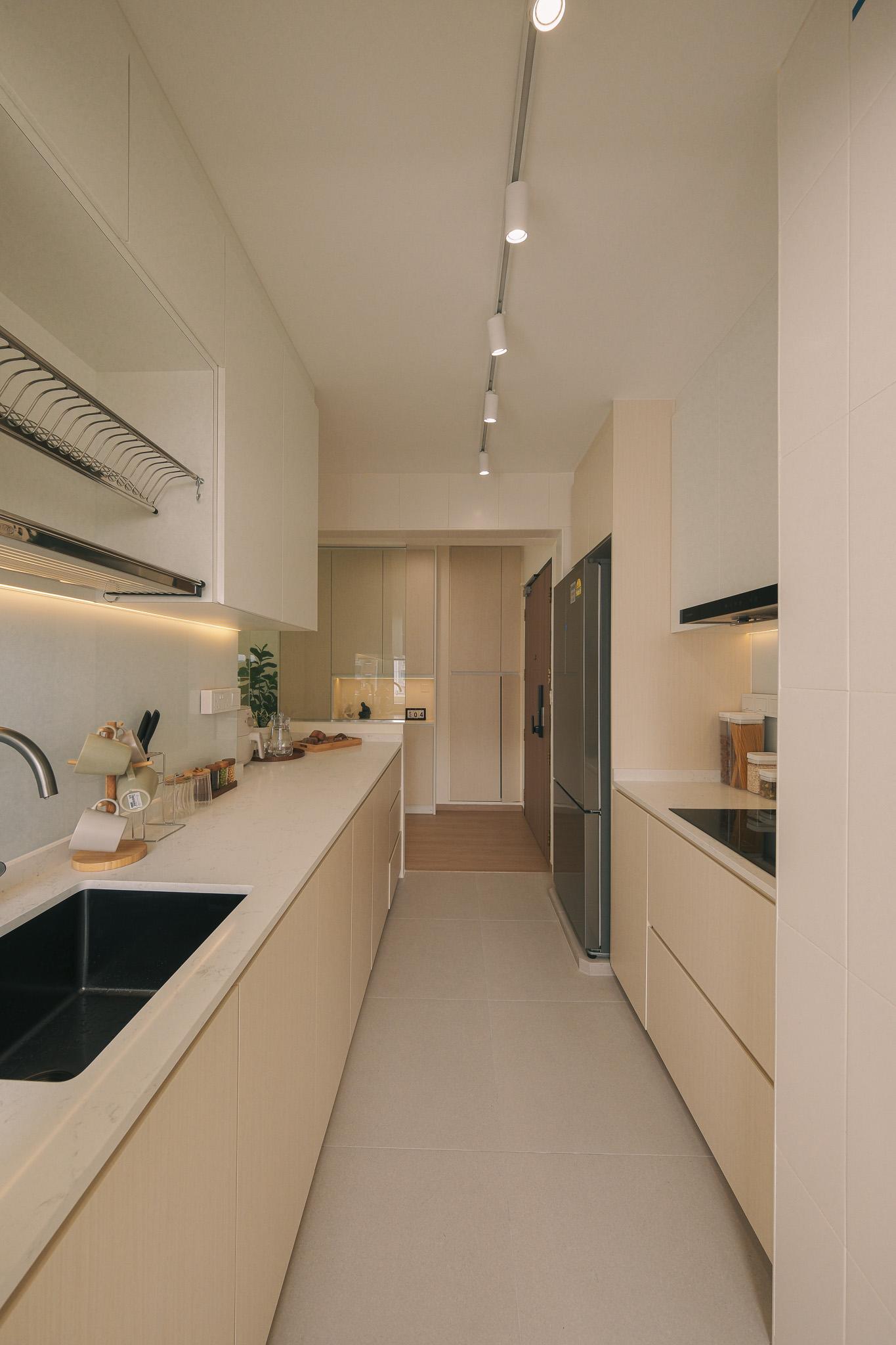 Scandinavian Kitchen with Vinyl Flooring and Homogeneous Tiles