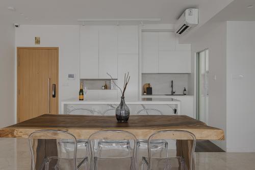 Contemporary Foyer at The Sixth Avenue Residences