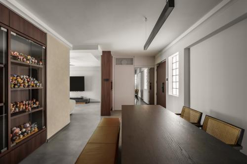 Contemporary Entryway at Edgefield Plains