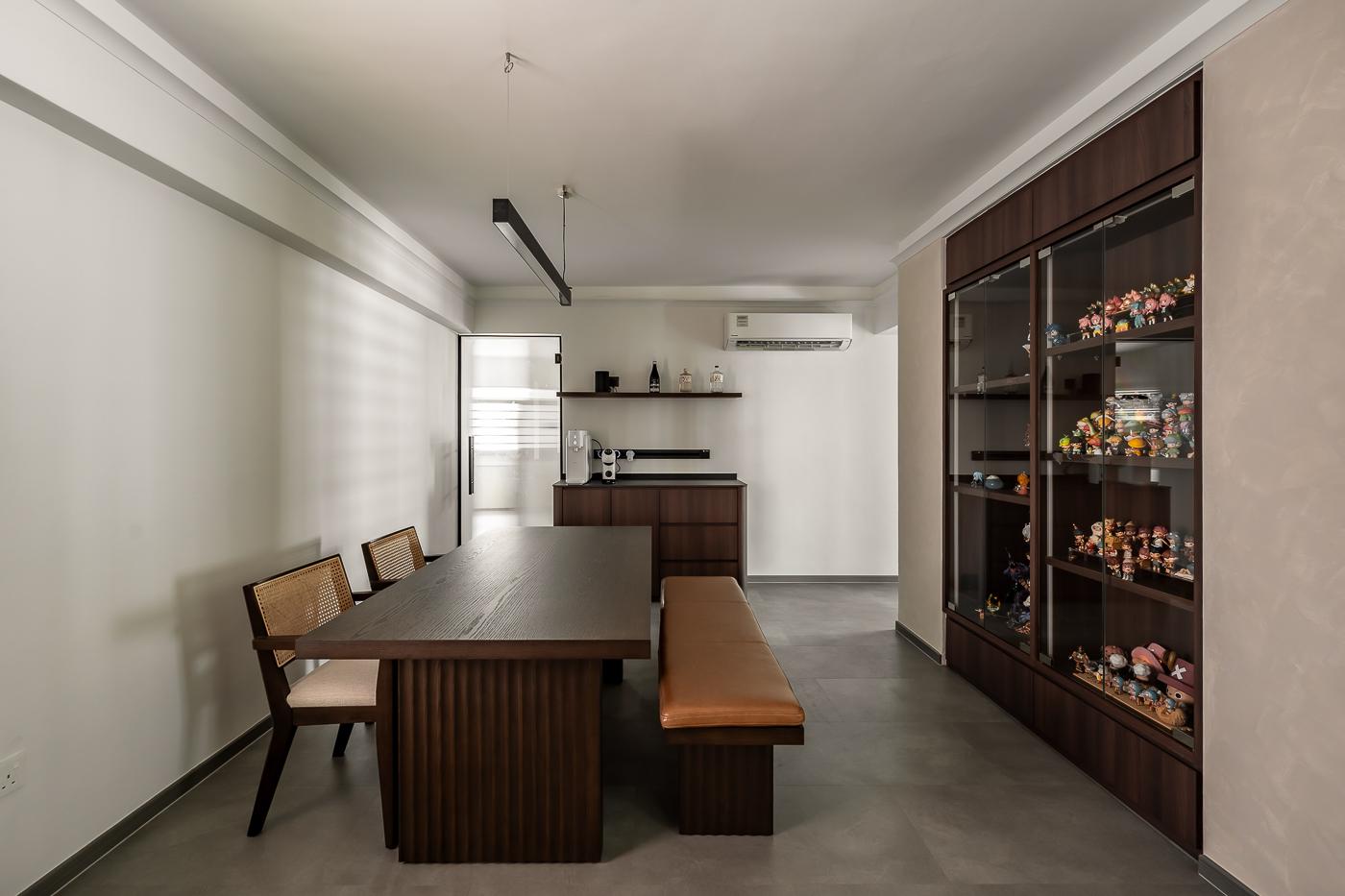 Contemporary Dining Room with Dining Table and Dining Chairs