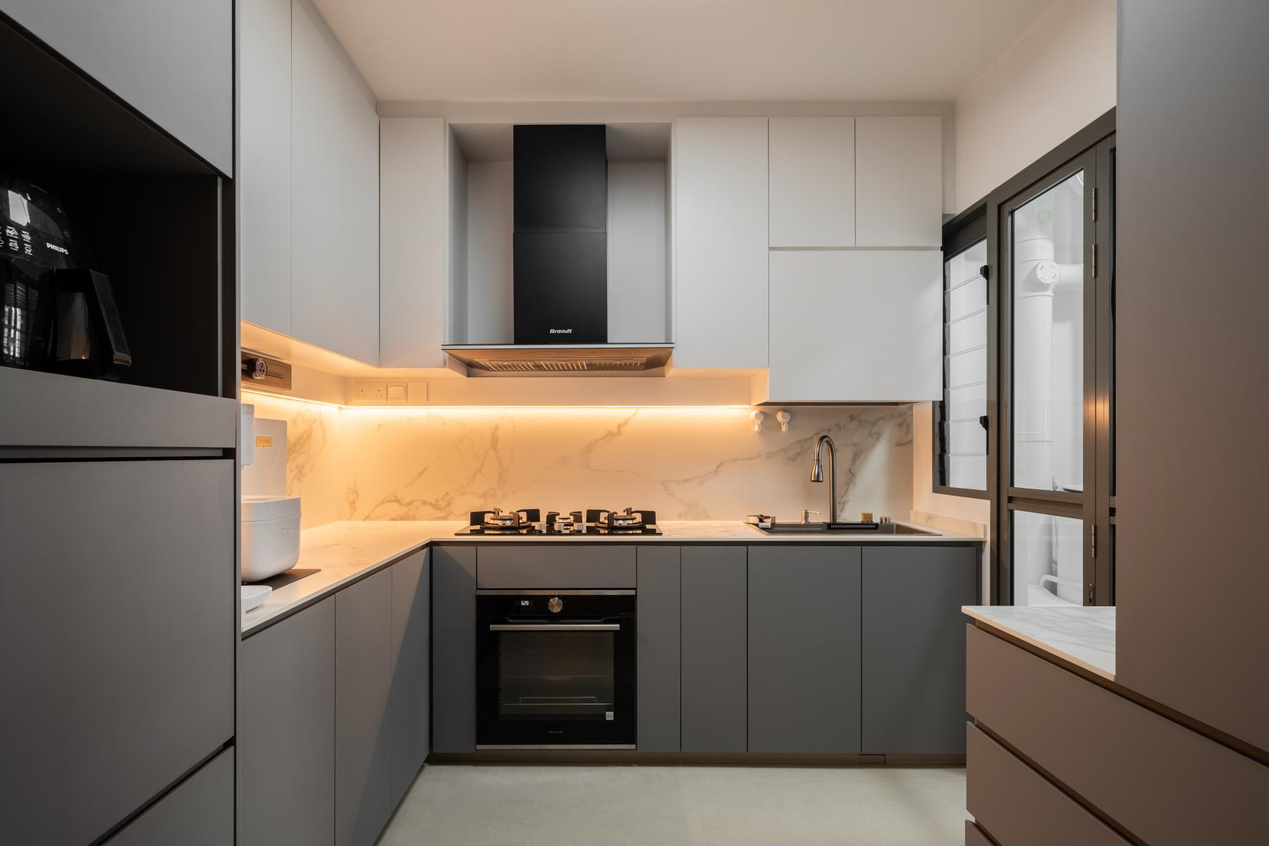 Contemporary Kitchen with Open Kitchen and Kitchen Backsplash
