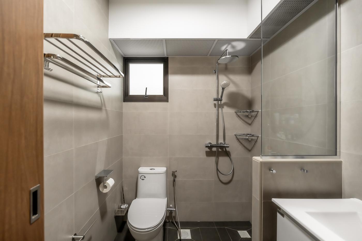 Scandinavian Bathroom with Homogeneous Tiles and Shower Screen
