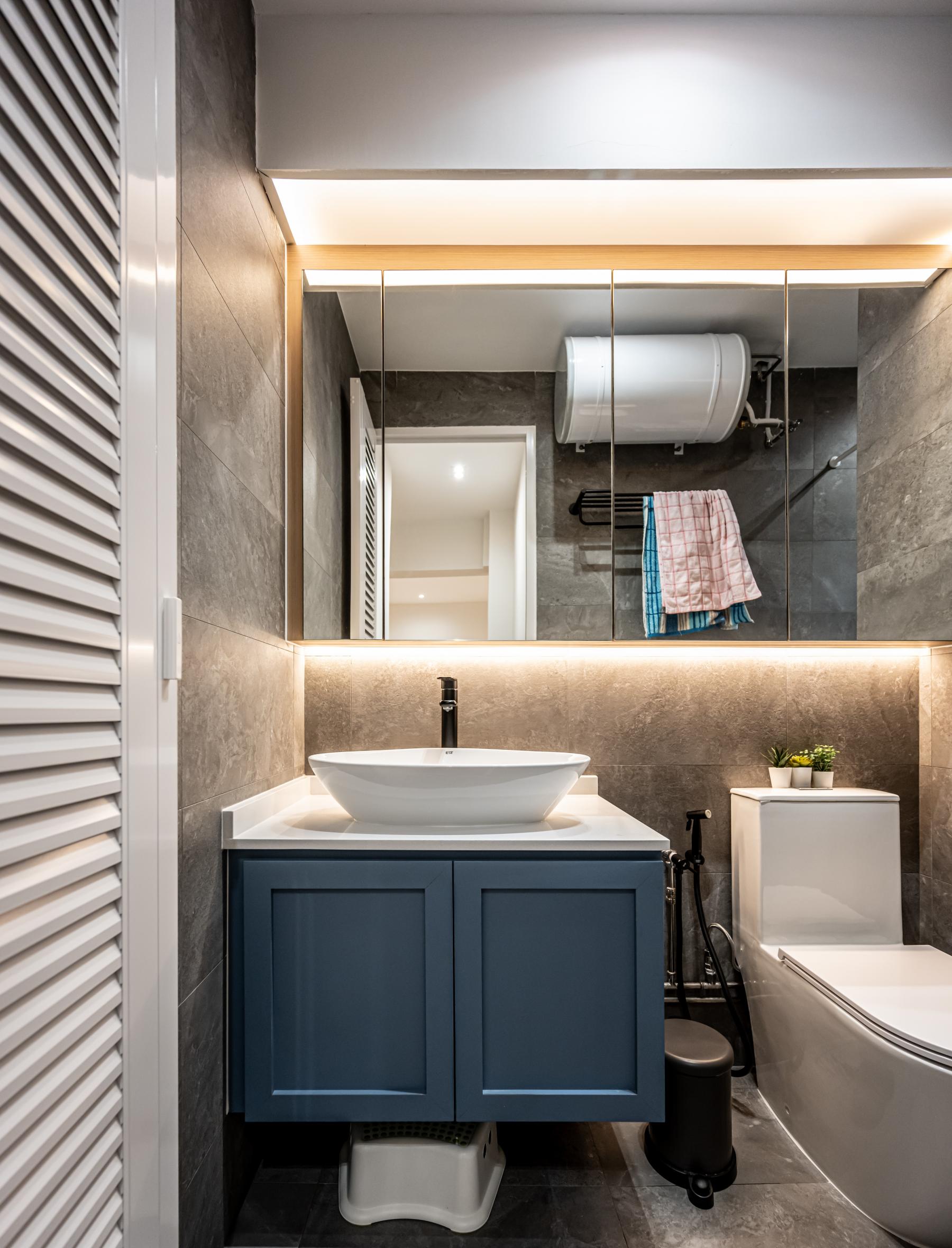 Contemporary Bathroom with Mirror and Bathroom Storage