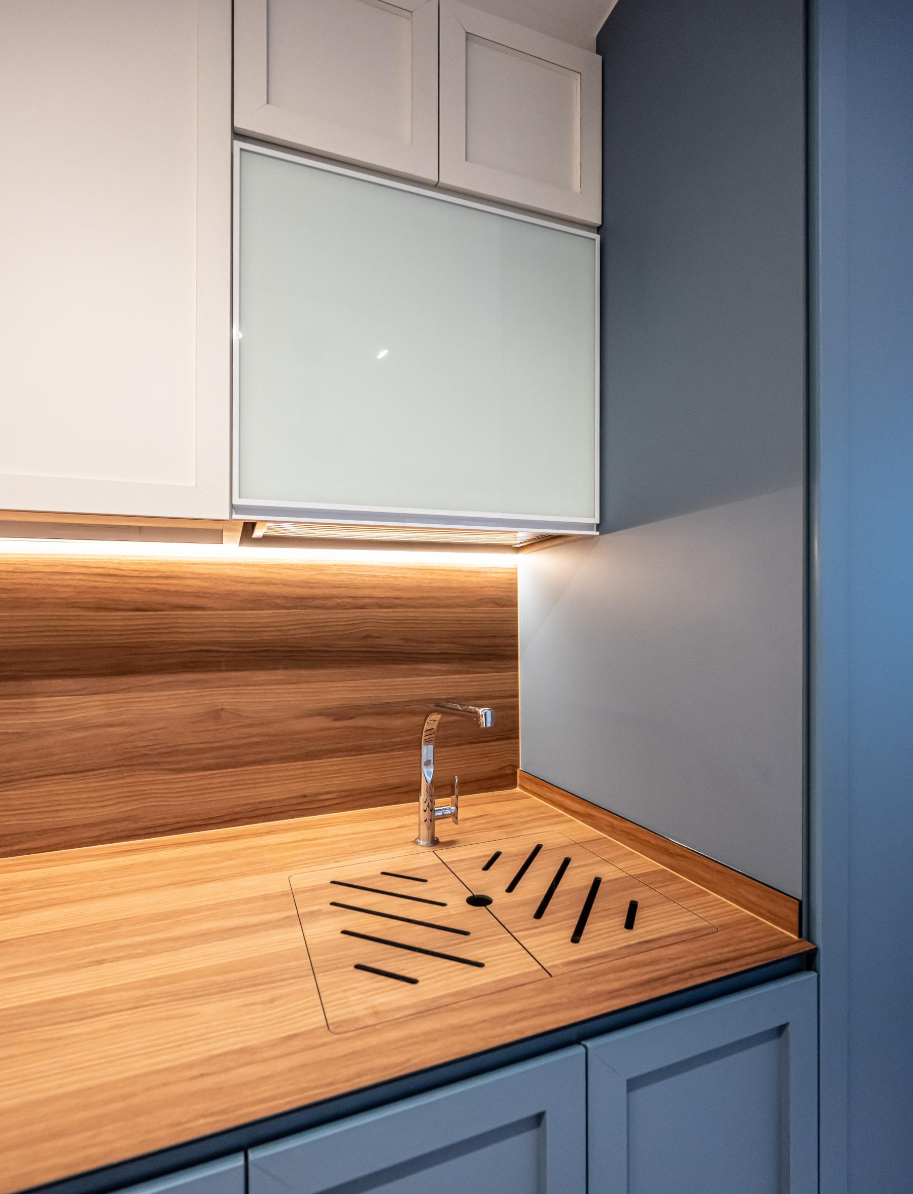 Contemporary Kitchen with Countertop and Open Kitchen