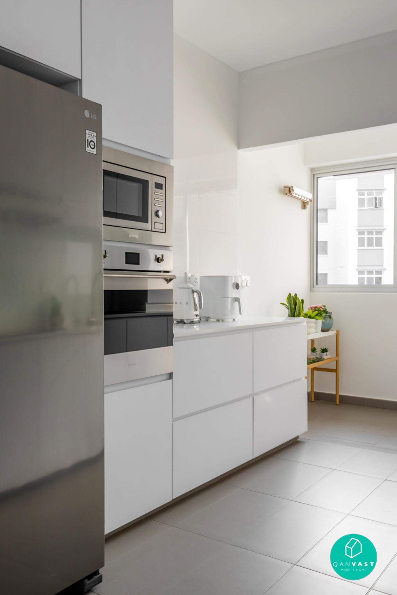 Minimalist Kitchen with Countertop and Homogeneous Tiles