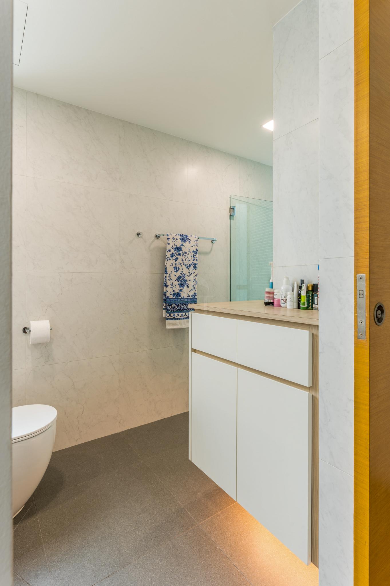 Modern Bathroom with Countertop and Homogeneous Tiles