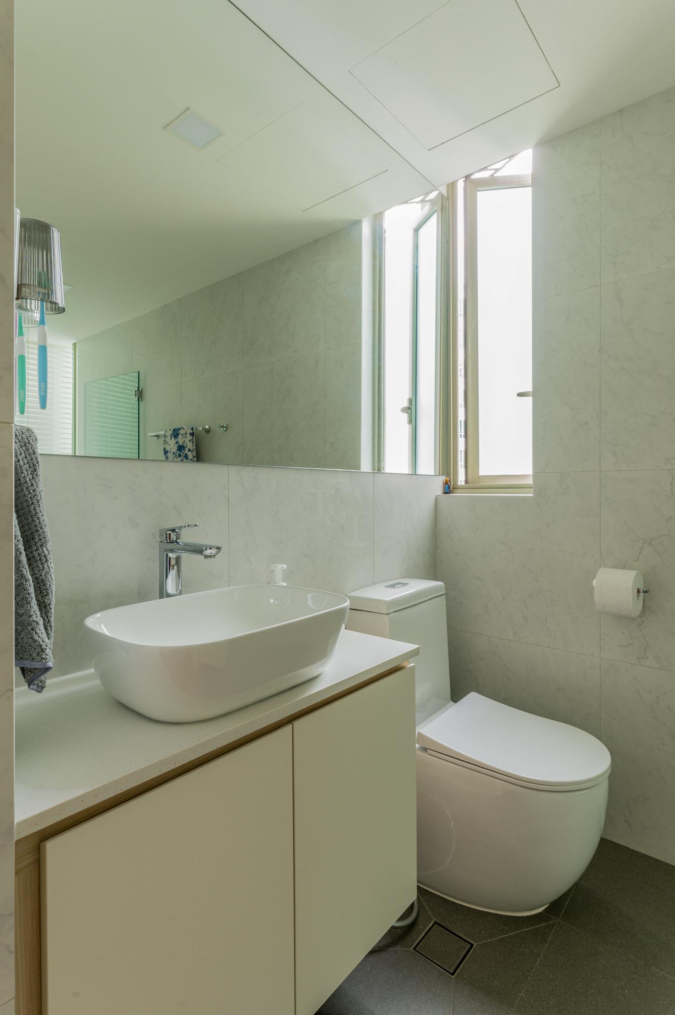 Modern Bathroom with Countertop and Homogeneous Tiles
