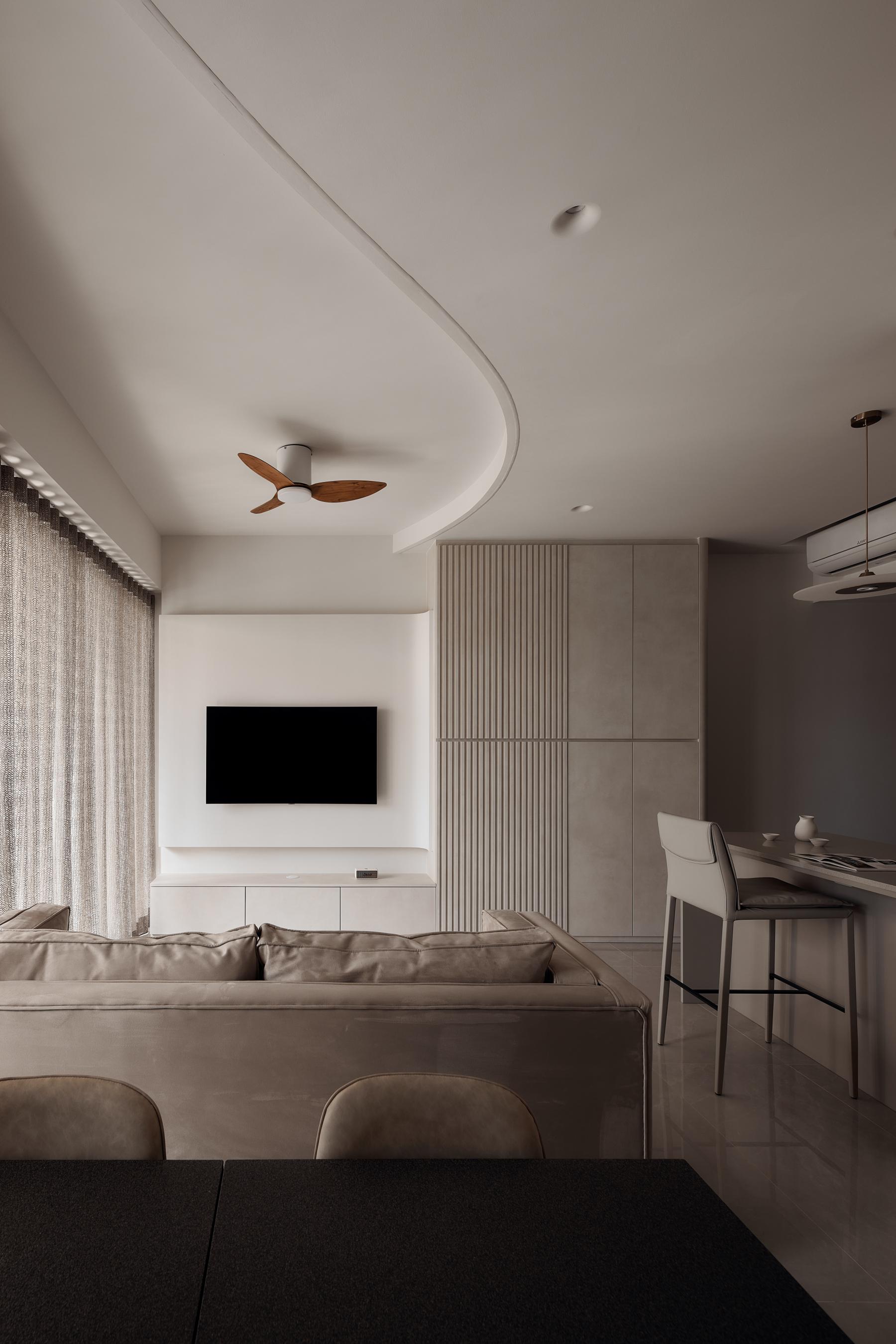 Minimalist Living Room with Countertop and Homogeneous Tiles