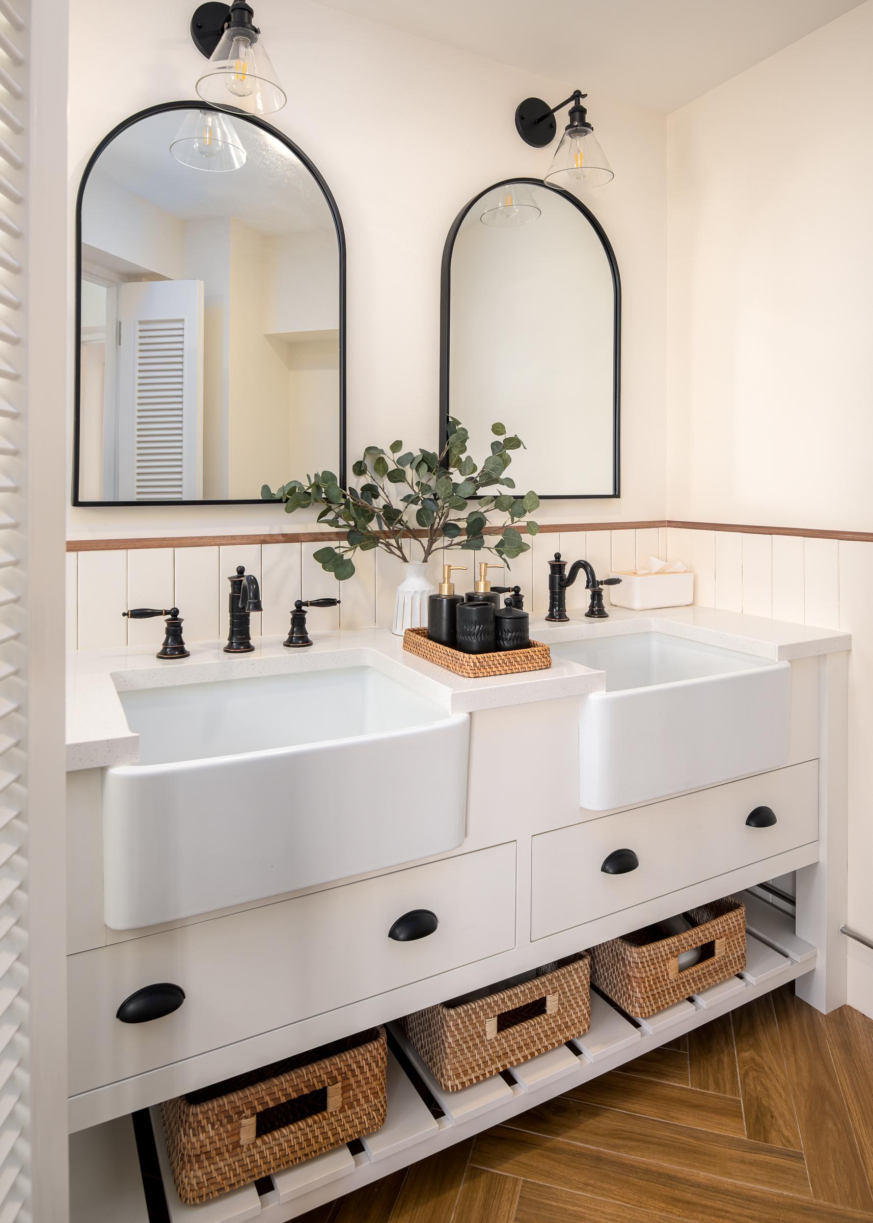 Transitional Bathroom with Homogeneous Tiles and Mirror
