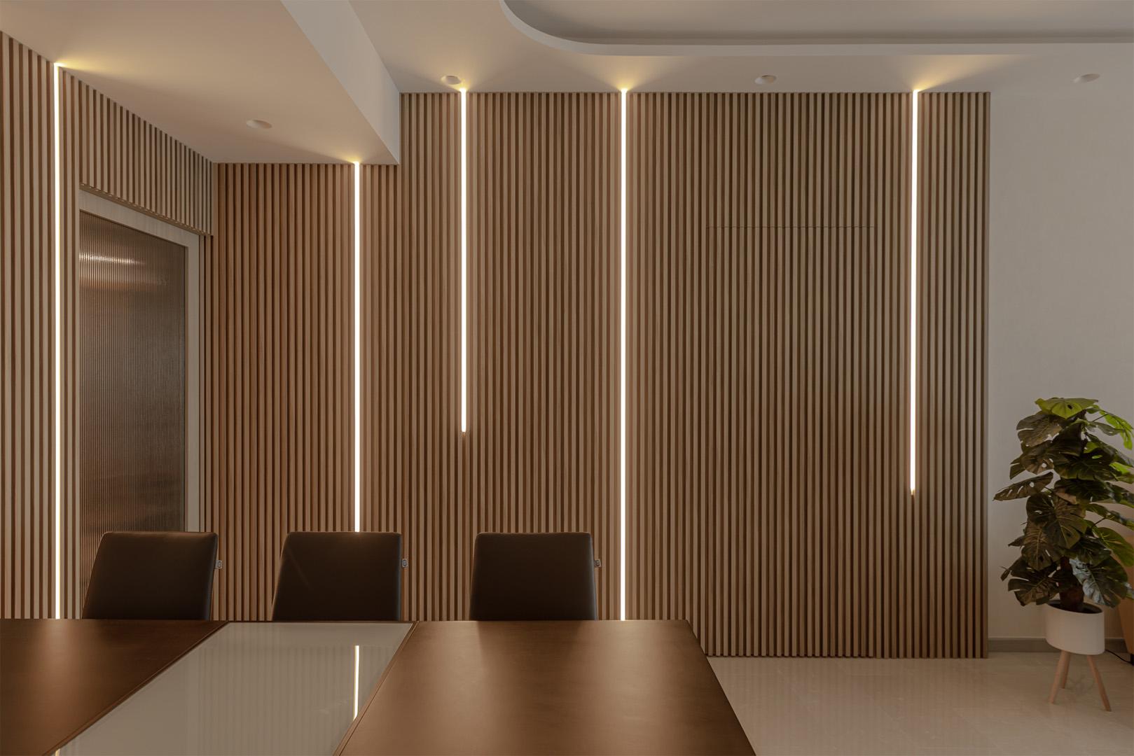 Contemporary Dining Room with Dining Table and Dining Chairs