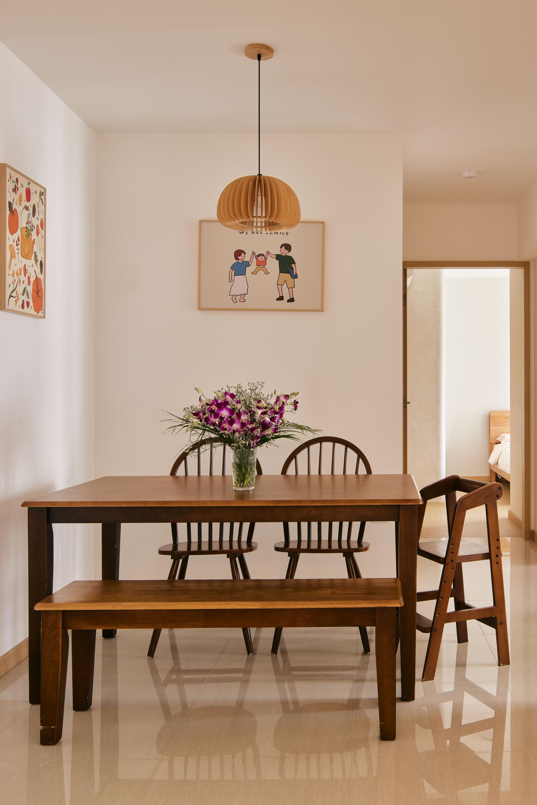 Modern Dining Room with Dining Table and Dining Chairs