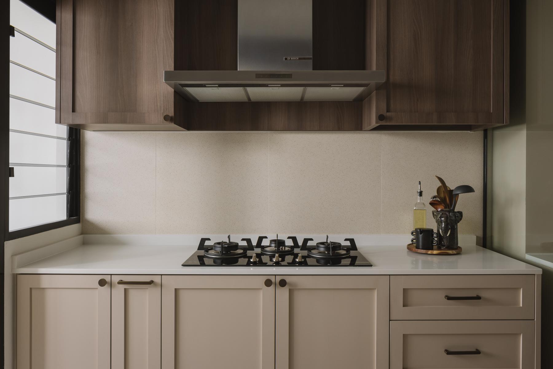Modern Kitchen with Kitchen Window and Breakfast Counter