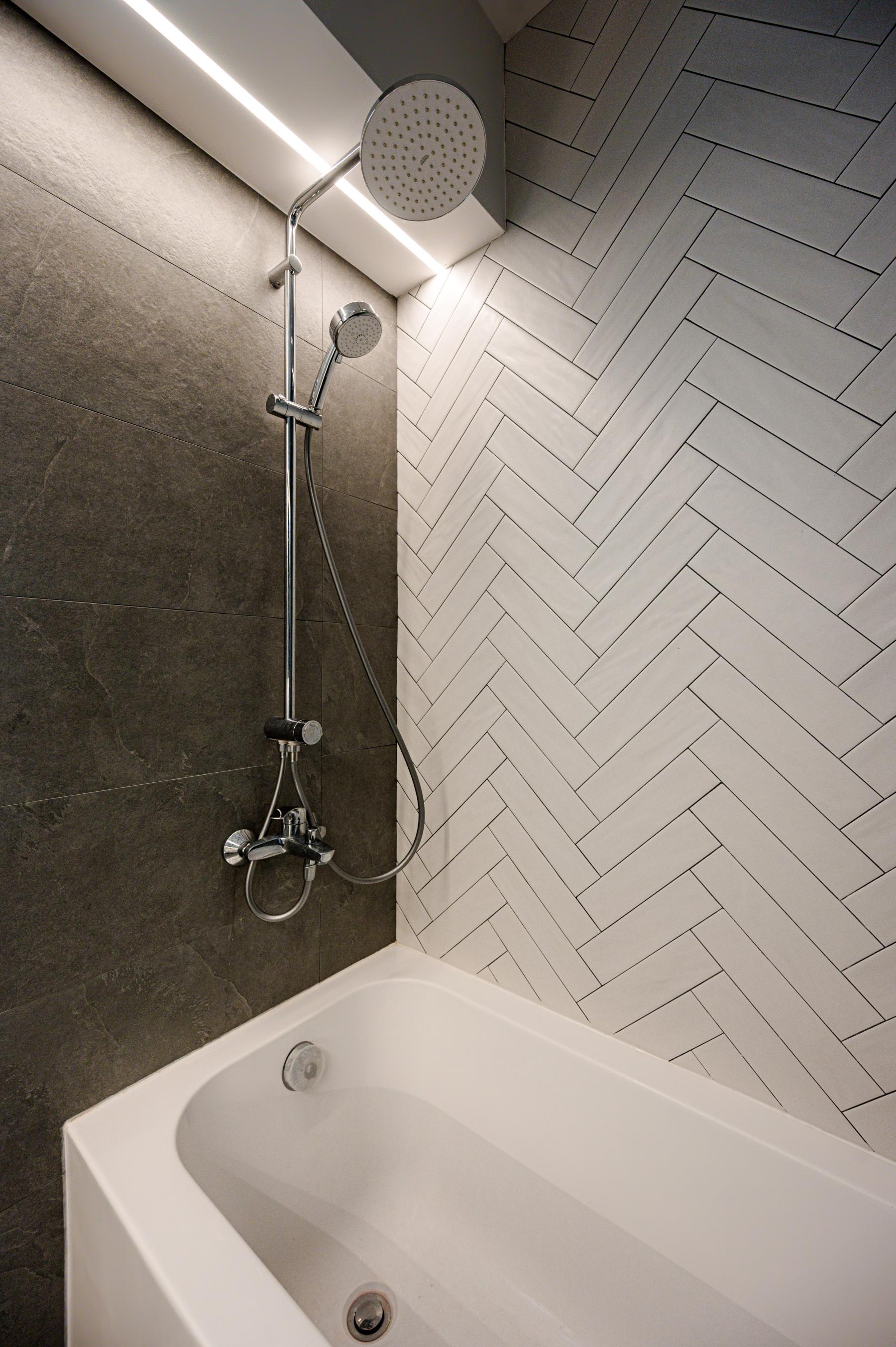 Asian Bathroom with Homogeneous Tiles and Herringbone Tiling
