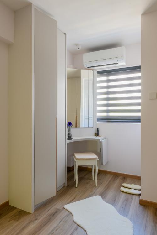 Contemporary Walk-in Wardrobe at Bukit Batok East Avenue 4