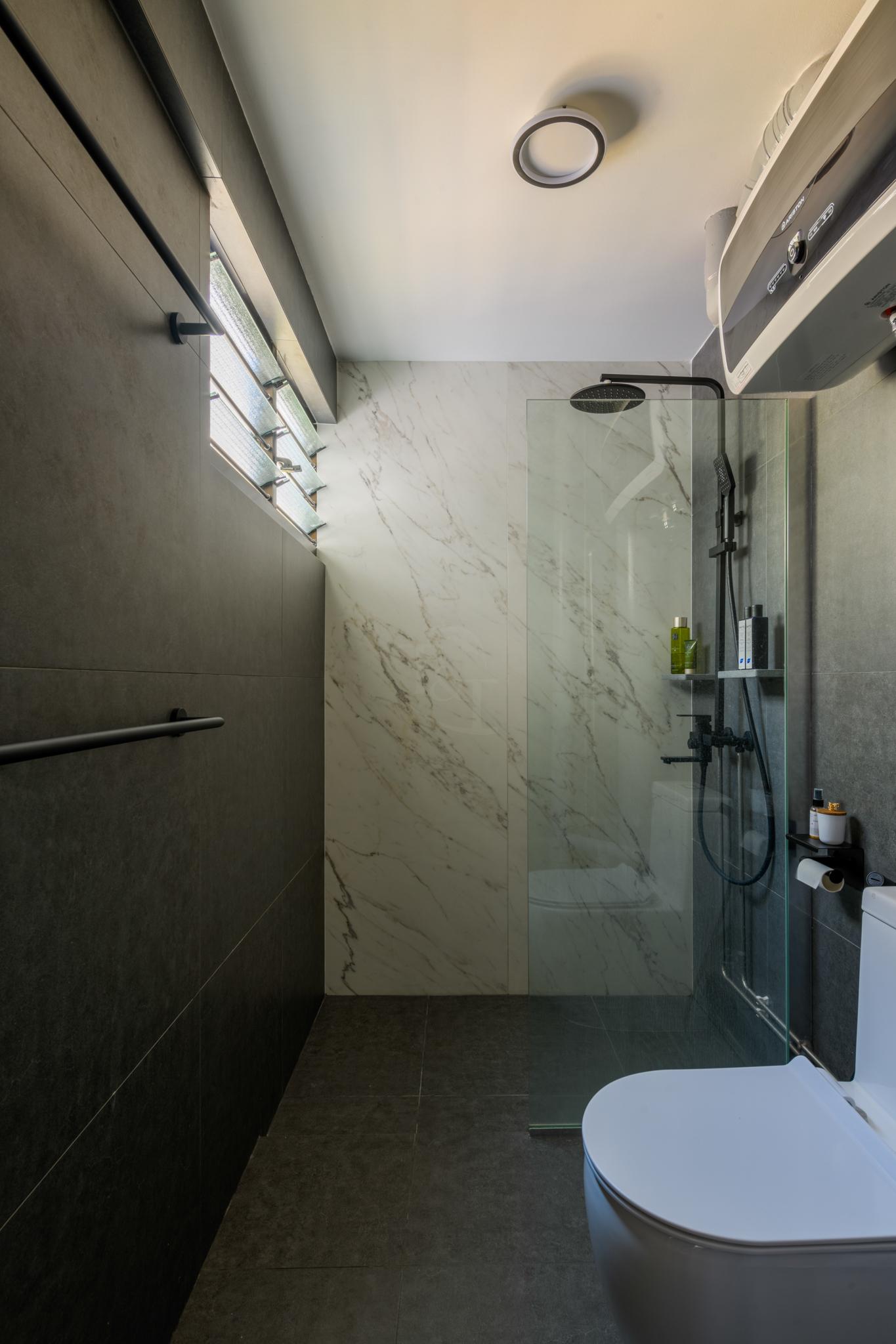 Contemporary Bathroom with Homogeneous Tiles and Shower Screen