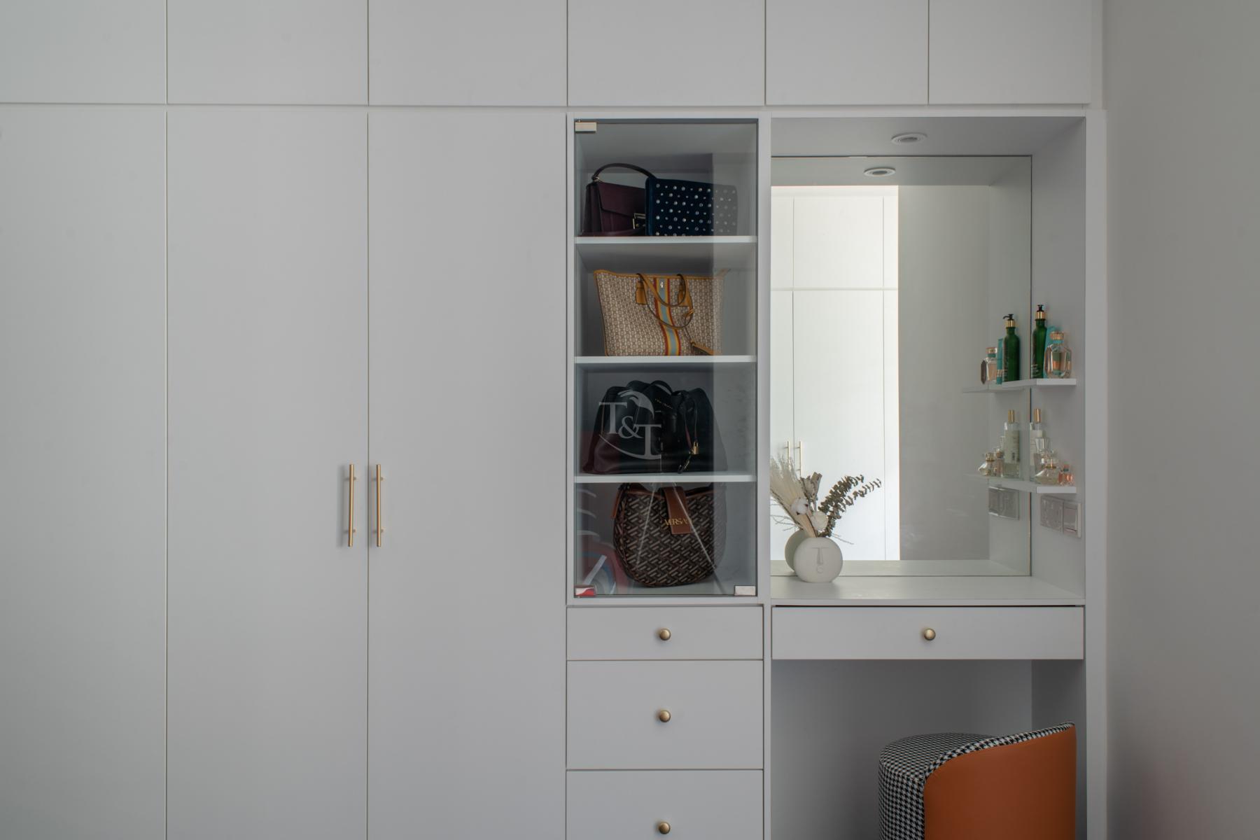 Modern Walk-in Wardrobe with Mirror and Wardrobe