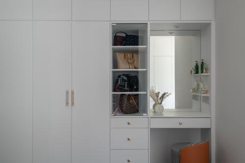 Modern Walk-in Wardrobe at Tampines St 33